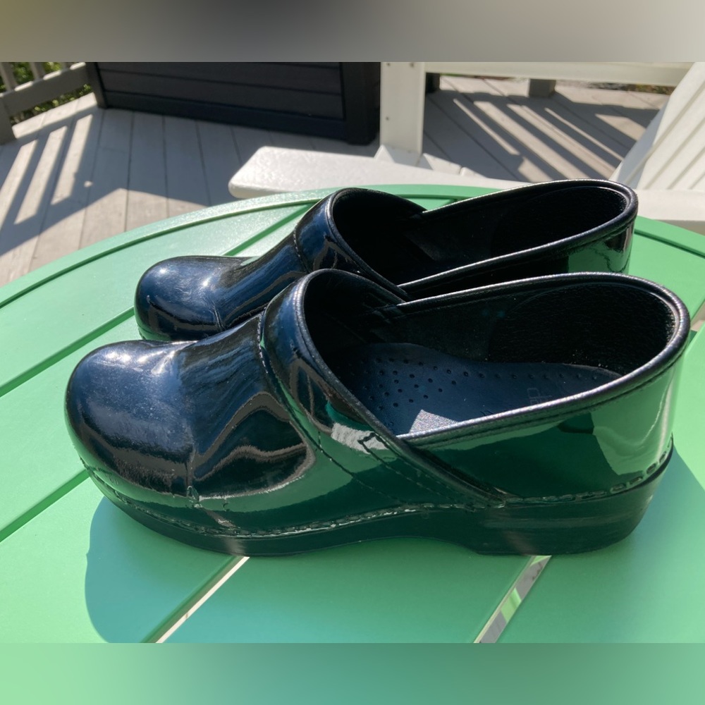 Dansko Black Patent Leather Clogs Women's Sz 39 Excellent pre owned condition.